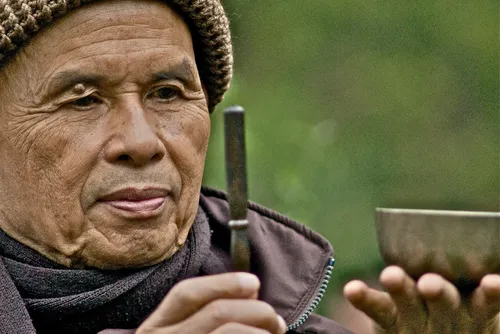 Thay lädt die Glocke ein